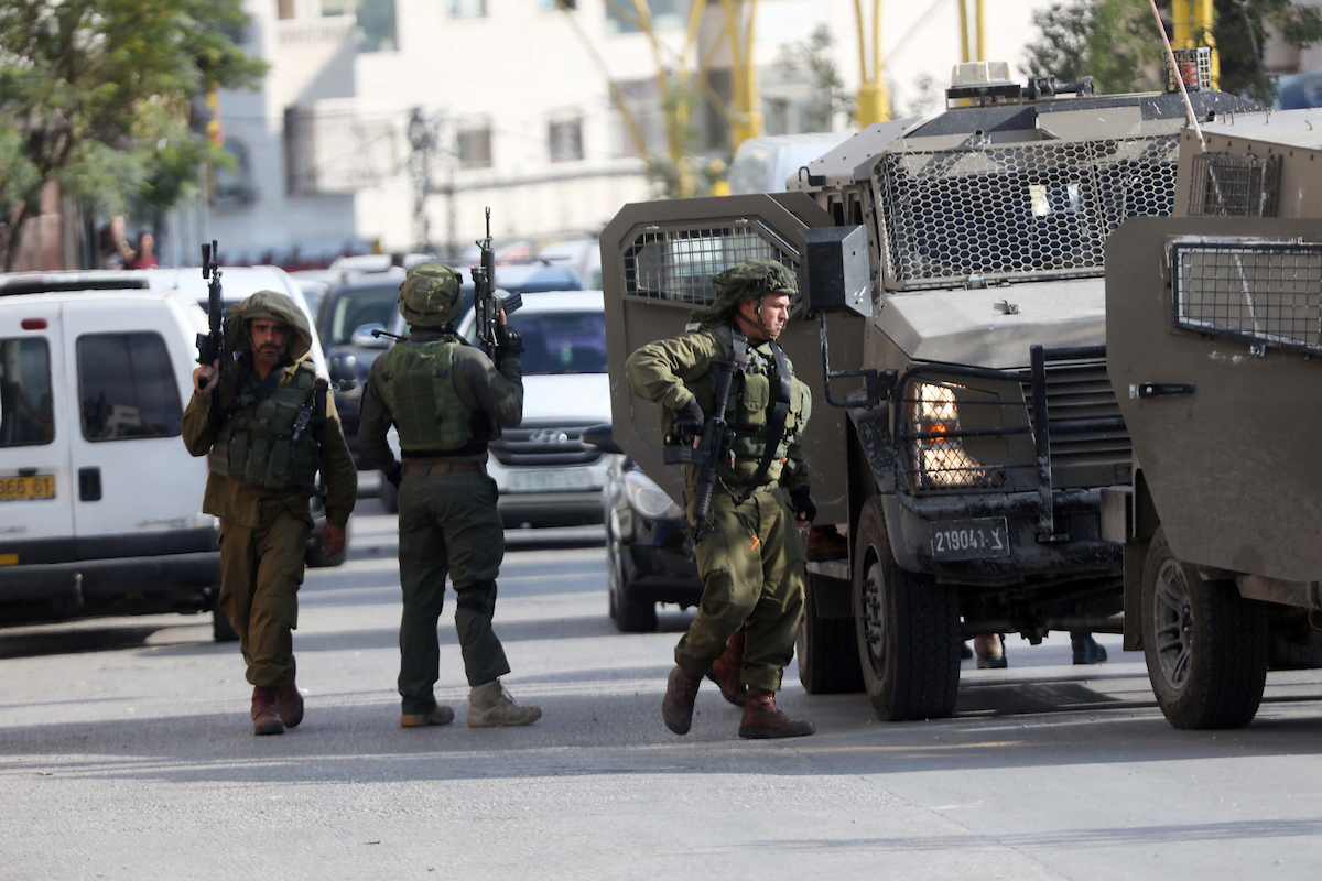 العدو الصهيوني يعتقل عددا من الفلسطينيين في الضفة الغربية