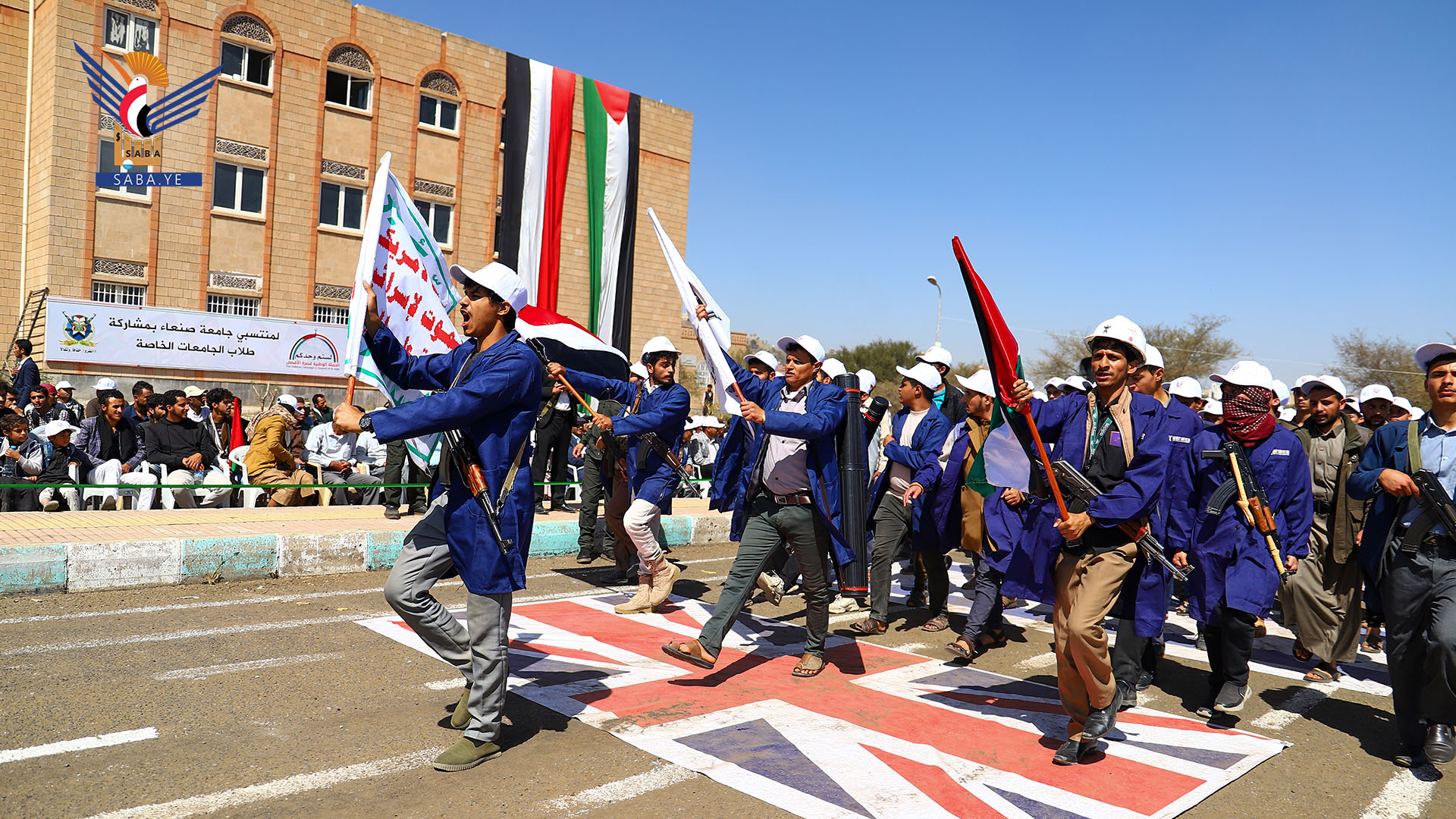 عرض طلابي لخريجي دورات “طوفان الأقصى” بجامعة صنعاء