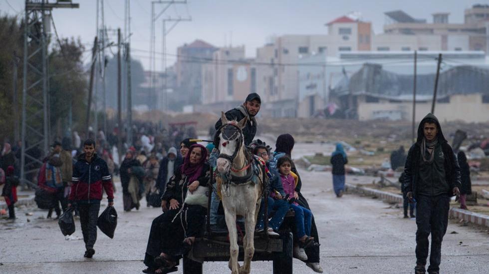 استشهاد اربعة فلسطينيين إثر استهداف العدو النازحين على الطريق الساحلي بقطاع غزة