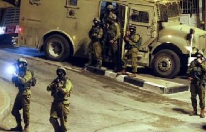 العدو الصهيوني يشدد من اجراءاته وينكل بالفلسطينيين في عدة أحياء من الخليل