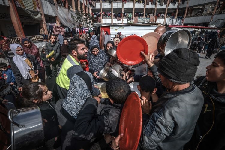 أكثر من 20 شهيدا جراء استهداف العدو فلسطينيين ينتظرون وصول مساعدات غرب غزة