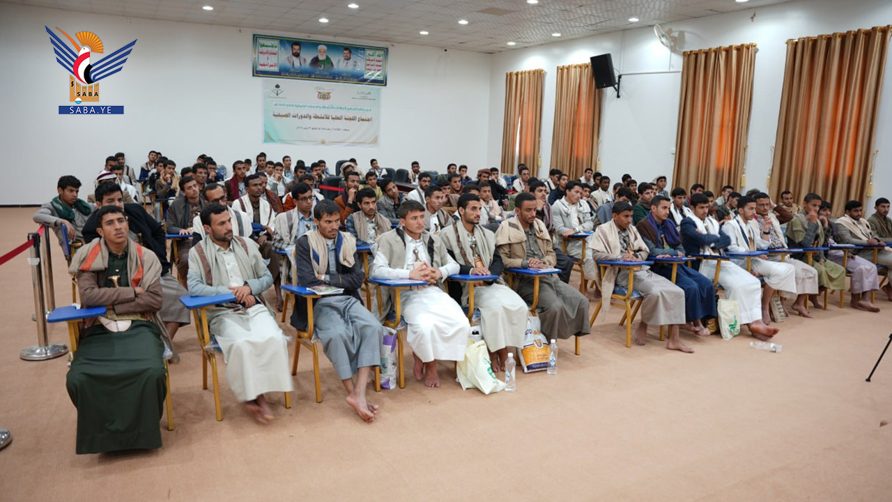 الرازحي يطلع على الأنشطة التي يتلقاها طلاب مدارس البدر بمركز الشباب للتدريب