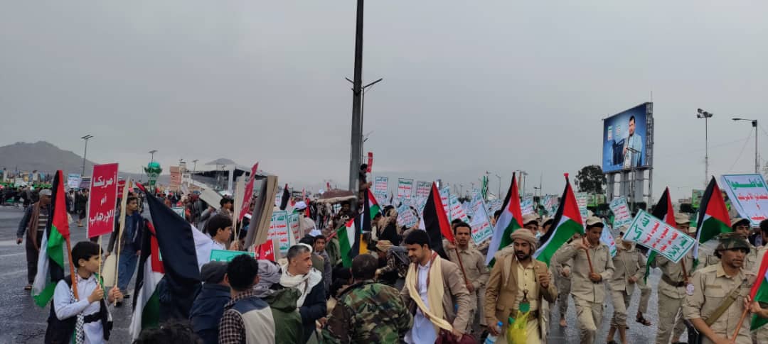 توافد جماهيري كبير لميدان السبعين للمشاركة في مسيرة “لستم وحدكم.. صامدون مع غزة”