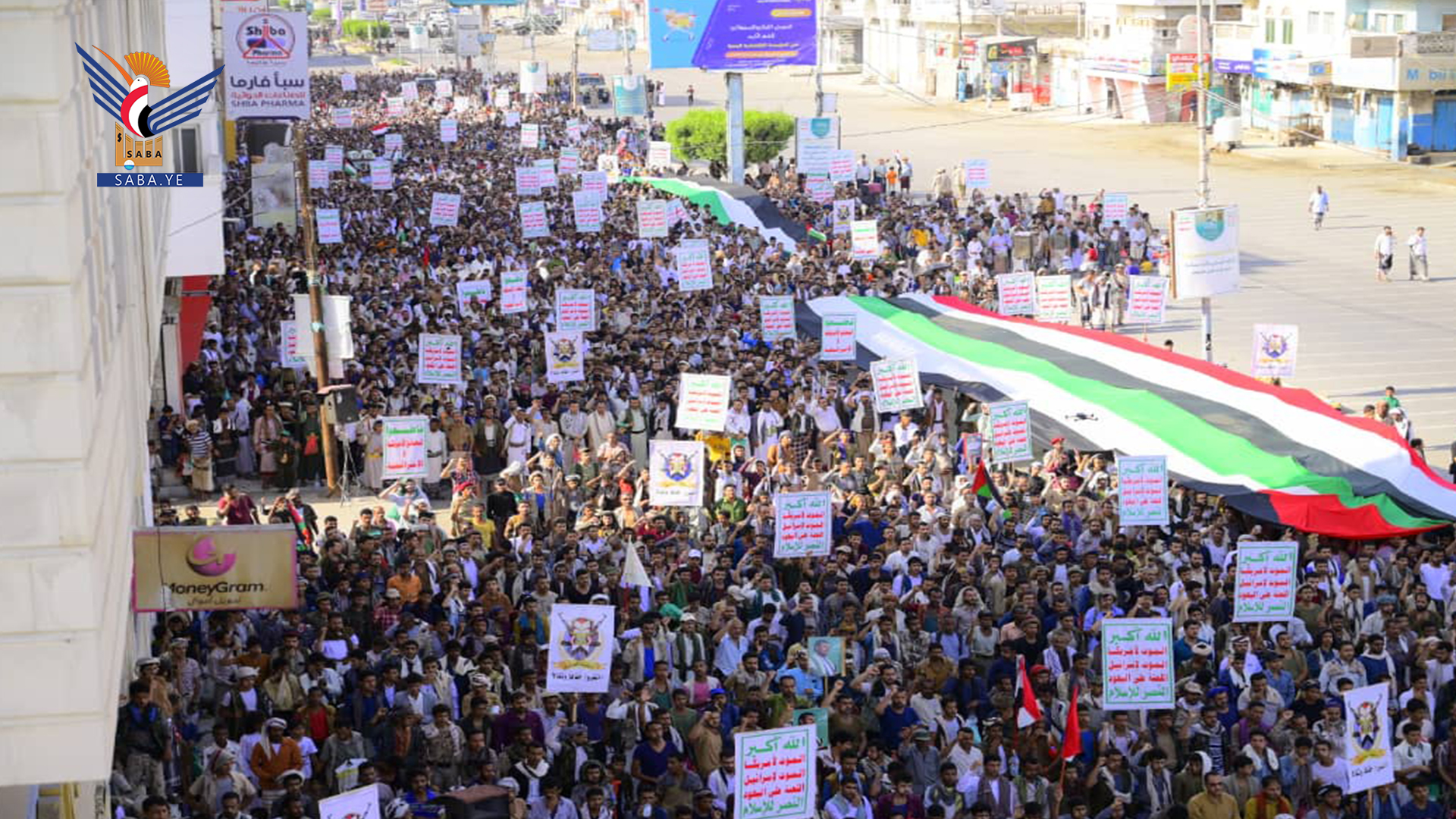 طوفان بشري بساحات محافظة الحديدة في مسيرات ” لستم وحدكم .. صامدون مع غزة”