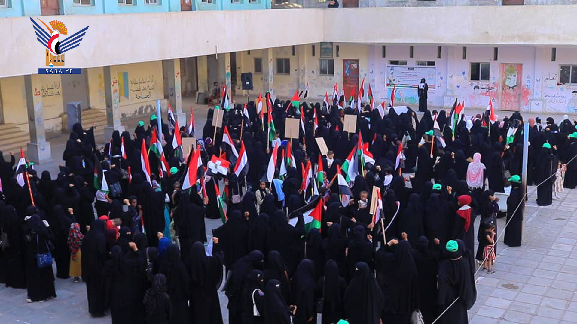 الهيئة النسائية بمدينة الحديدة تنظم وقفة تنديداً بالعدوان الصهيوني على غزة