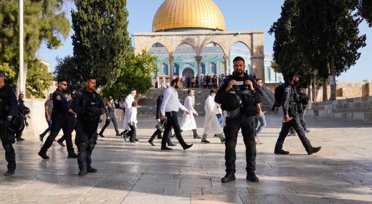 مستوطنون صهاينة يجددون اقتحام الأقصى بحماية شرطة العدو