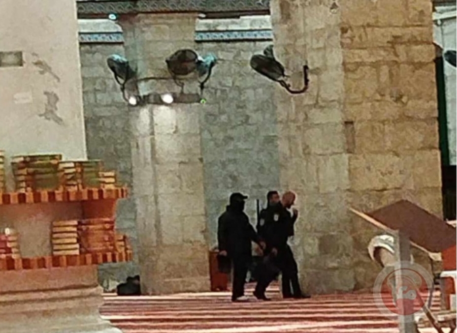 قوات العدو تقتحم باب المصلى القبلي في الأقصى وتتمركز داخله