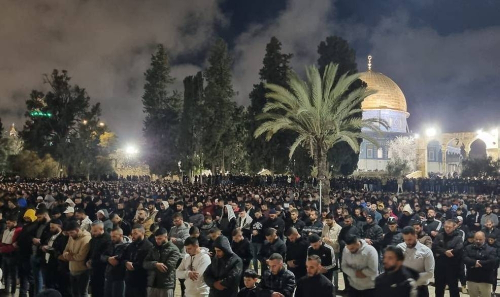 90 ألف مصل يؤدون صلاتي العشاء والتراويح في المسجد الأقصى المبارك