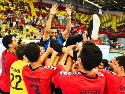 120 ألف جنيه لكل لاعب بمنتخب مصر لكرة اليد للناشئين بعد الفوز ببطولة العالم