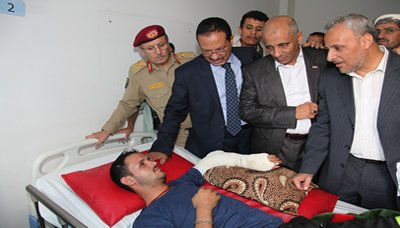 نائب رئيس الوزراء لشؤون الخدمات يزور الجرحى في مجمع 48 النموذجي