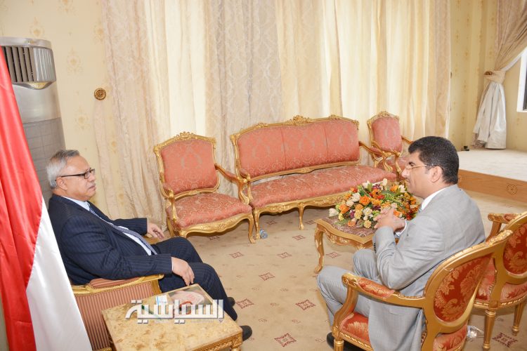 رئيس الوزراء يناقش مع محافظ البنك امكانيةالحد من التحديات المالية
