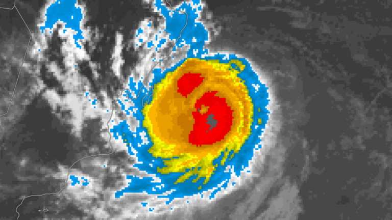 “هيكا” تجتاح بحر العرب.. والسلطات العمانية تحذر!
