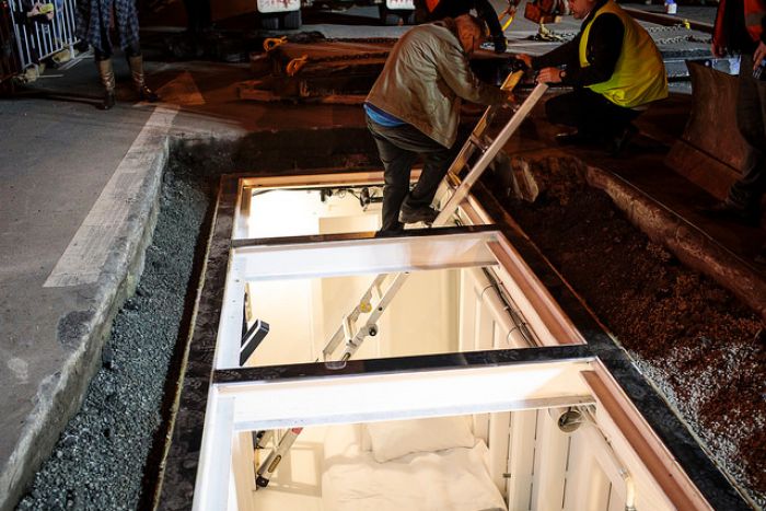 فنان استرالي يخرج حيا بعد دفنه ثلاثة أيام فنان استرالي يخرج حيا بعد دفنه ثلاثة أيام