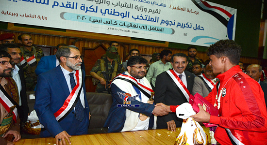 عضو المجلس السياسي الأعلى الحوثي يكرم المنتخب الوطني للناشئين