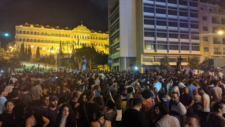 الحريري يمهل السياسيين والخصوم 72 لوضع حلول والمتظاهرون يواصلون قطع الطرقات الحريري يمهل السياسيين والخصوم 72 لوضع حلول والمتظاهرون يواصلون قطع الطرقات