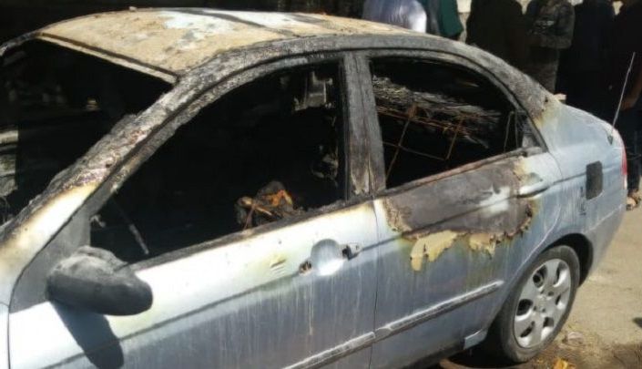 مسلحون يقتلون مواطنا ويحرقونه داخل سيارته في عدن مسلحون يقتلون مواطنا ويحرقونه داخل سيارته في عدن