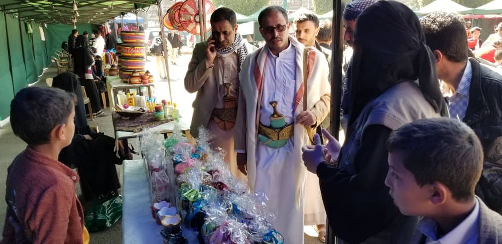 وزير الإعلام يؤكد ضرورة دعم المنتجات المحلية والأشغال الحرفية