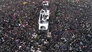 الزعيم الإيراني خامنئي يؤم صلاة الجنازة على قاسم سليماني