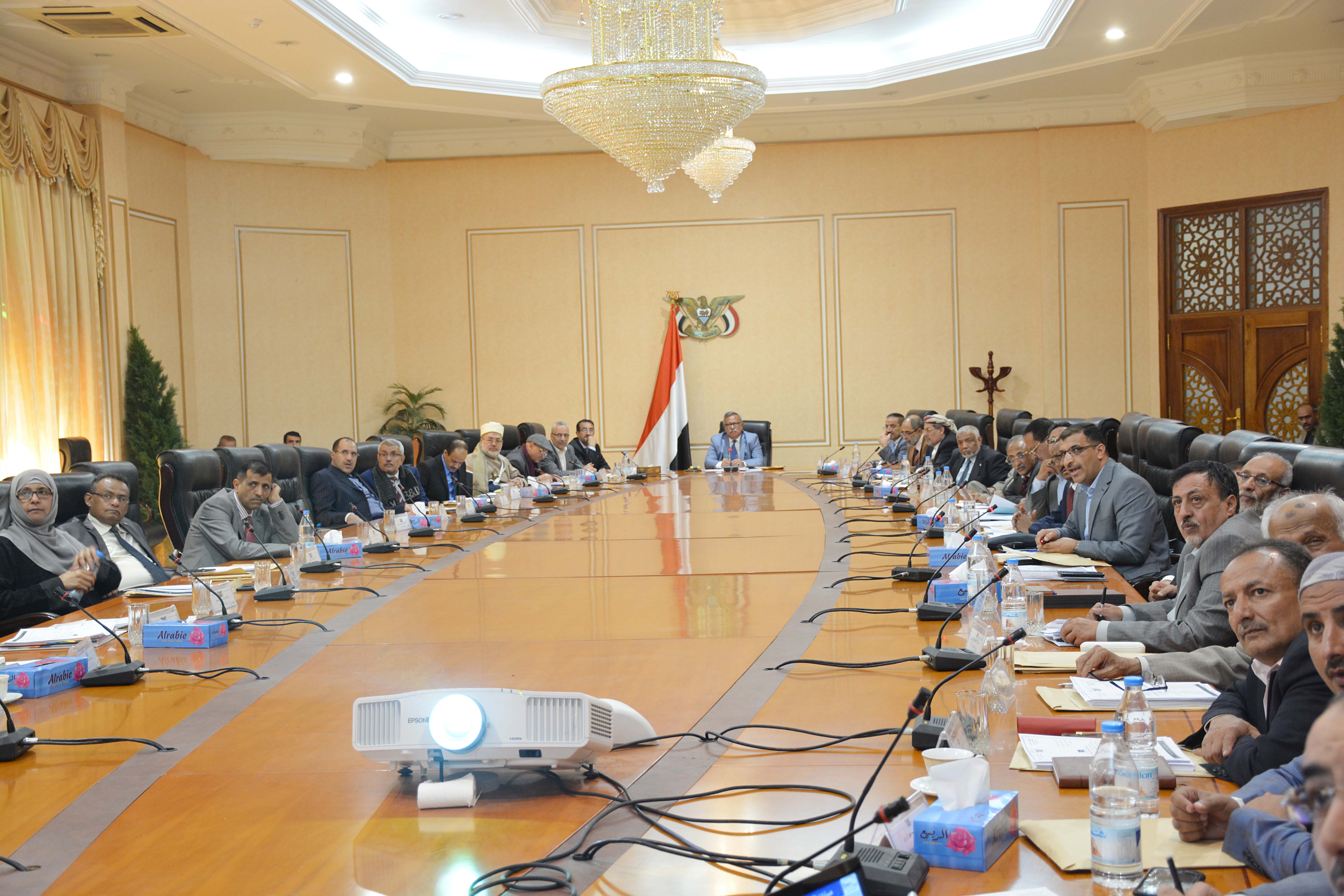 مجلس الوزراء يتخذ عدداً من القرارات بشأن رعاية أسر الشهداء وجرحى الحرب مجلس الوزراء يتخذ عدداً من القرارات بشأن رعاية أسر الشهداء وجرحى الحرب