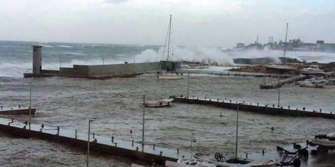 لبنان.. عاصفة ثلجية توقف حركة الملاحة في مرفأ صور