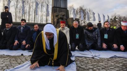 التباكي على “محارق اليهود”.. التطبيع بعمائم “علماء السلطان..!” التباكي على “محارق اليهود”.. التطبيع بعمائم “علماء السلطان..!”