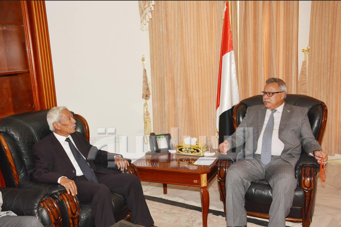 رئيس الوزراء يناقش مع محافظ حضرموت أوضاع المحافظة في ظل الاحتلال