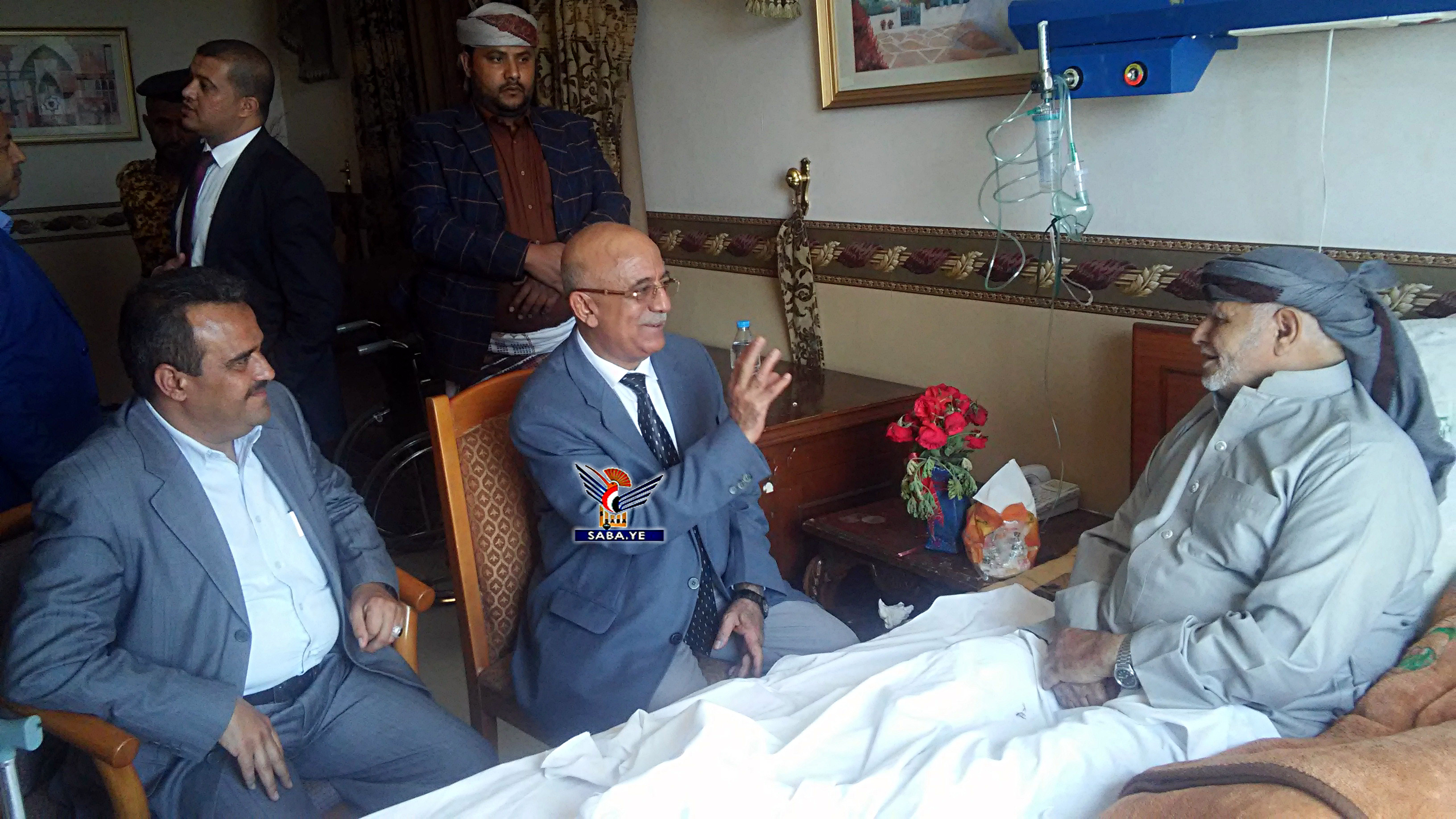 عضو السياسي الأعلى الرهوي يطمئن على صحة الشيخ محمد الأخرم