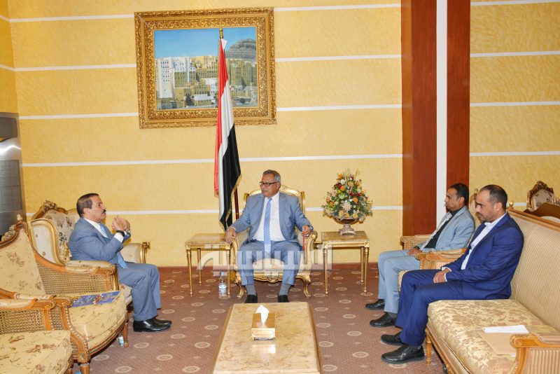 رئيس الوزراء يناقش مع وزير الخارجية مخرجات لقاء كبار المانحين ومؤتمر ميونيخ