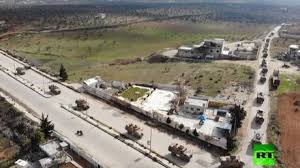 لقطات جوية لرتل عسكري تركي يقترب من طريق M4 في إدلب