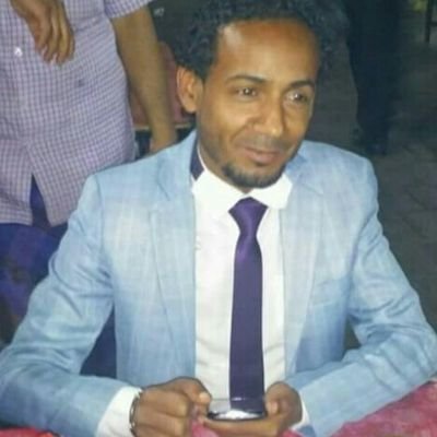 سمير الكارتي فنان يرسم صمود اليمنيين بريشته وألوانه الصغيرة