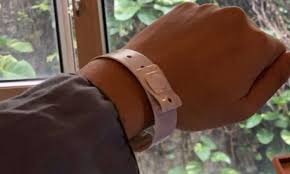 أساور إلكترونية لمنتهكي الحجر الصحي