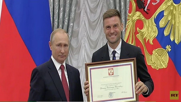 بوتين يقلد الجهاز الفني لمنتخب روسيا ولاعبيه جوائز الدولة