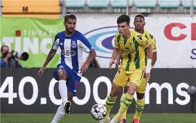 بورتو يفوز على تونديلا بثلاثية ويقترب من حسم لقب الدوري البرتغالي