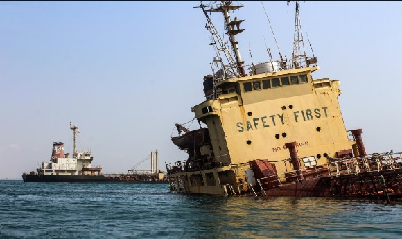 الحوثيون سيسمحون لفريق أممي بتفقد ناقلة نفط مهجورة قبالة الساحل اليمني تواجه خطر الإنفجار في أي وقت مهدّدة بتفاقم الأزمة الإنسانية الحوثيون سيسمحون لفريق أممي بتفقد ناقلة نفط مهجورة قبالة الساحل اليمني تواجه خطر الإنفجار في أي وقت مهدّدة بتفاقم الأزمة الإنسانية