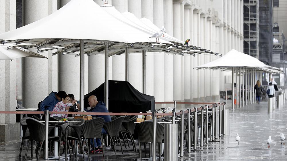 إعادة فرض العزل على مناطق في اسبانيا جراء موجة جديدة لكورونا