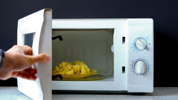 متى يكون الطهي في أفران الميكروويف ضارا بالصحة؟ متى يكون الطهي في أفران الميكروويف ضارا بالصحة؟