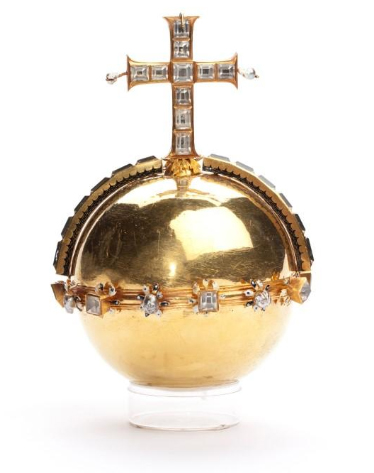 لصوص يسرقون تاجين ملكيين ويفرون بزورق آلي في السويد لصوص يسرقون تاجين ملكيين ويفرون بزورق آلي في السويد