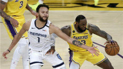 ليكرز يتغلب على تريل بليزرز في دوري كرة السلة الأمريكي