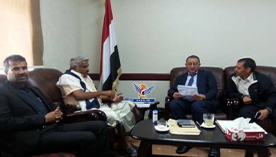 وزير المياه والبيئة يناقش جهود الإصحاح البيئي في محافظة الحديدة