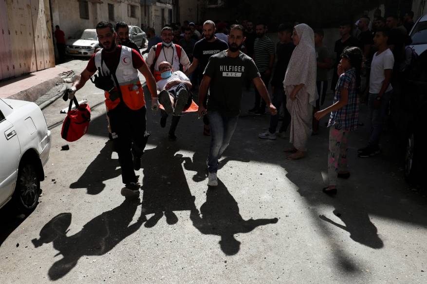 اصابة 12 مواطنا فلسطينيا خلال اقتحام الاحتلال مخيم الأمعري جنوب رام الله