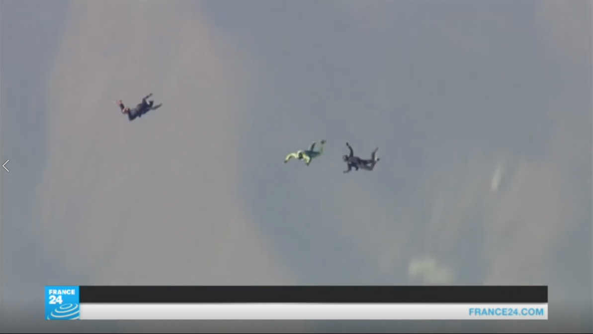 أول قفزة من دون مظلة من ارتفاع 25 ألف قدم تدخل موسوعة غينيس (فيديو) أول قفزة من دون مظلة من ارتفاع 25 ألف قدم تدخل موسوعة غينيس (فيديو)