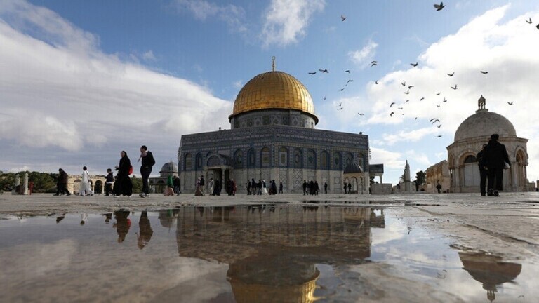 الطواقم الطبية الفلسطينية تتقصى لمعرفة سبب حالات التسمم في أبو ديس والعيزرية في قضاء القدس