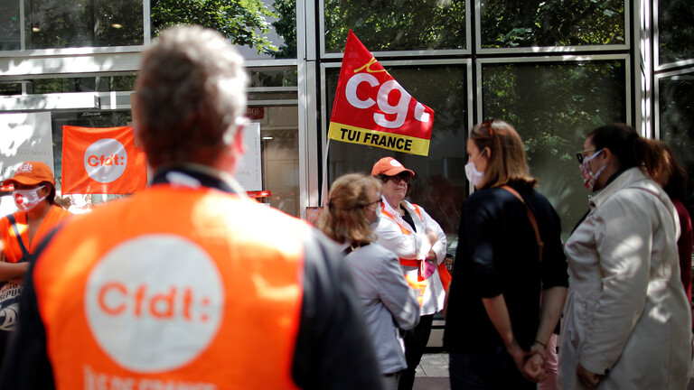 محتجون في فرنسا يطالبون بمنح إقامات للمهاجرين وتسوية أوضاعهم