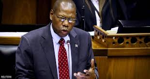 إصابة وزير الصحة في جنوب إفريقيا بفيروس كورونا