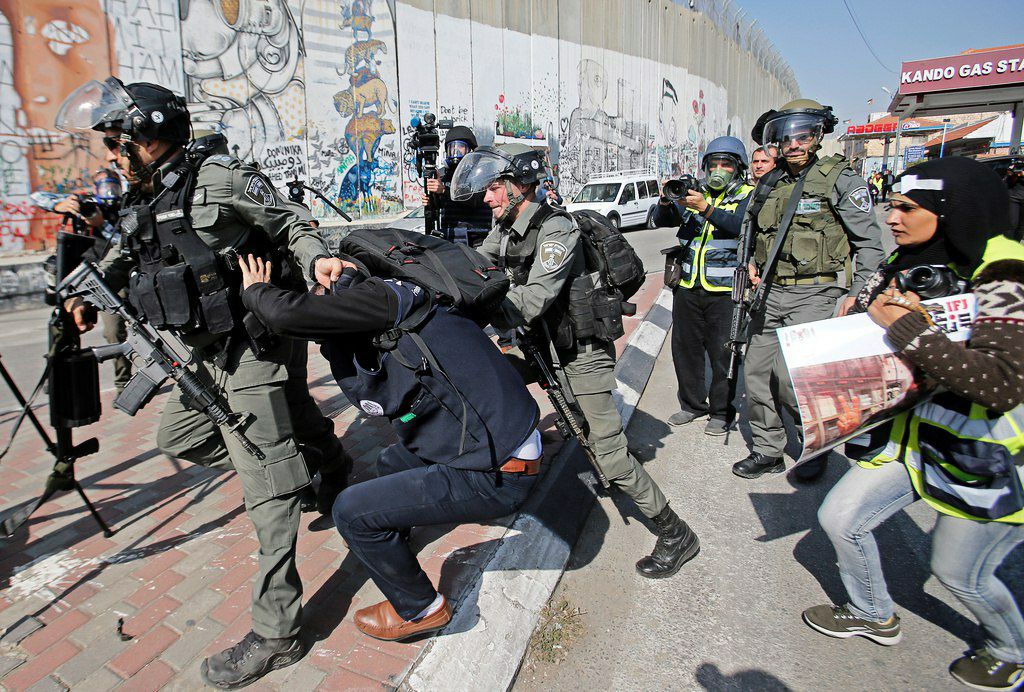 إصابة فلسطيني في اعتداءات للاحتلال الاسرائيلي ووفاة أربعة بفيروس (كورونا) إصابة فلسطيني في اعتداءات للاحتلال الاسرائيلي ووفاة أربعة بفيروس (كورونا)