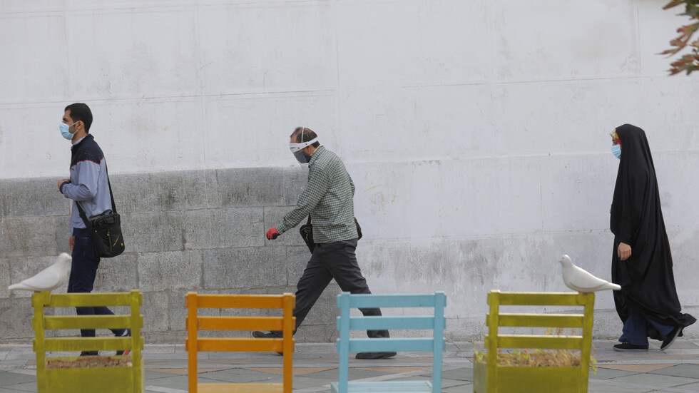 إيران تسجل 8864 إصابة بفيروس (كورونا) في رقم قياسي جديد