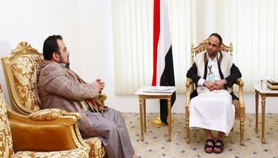 الرئيس المشاط يناقش مع مدير المؤسسة الاقتصادية سير العمل بالمؤسسة