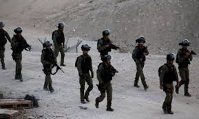 الاحتلال الإسرائيلي يعتقل 16 فلسطينياً من الضفة الغربية بينهم فتاة ويغلق حاجز قلنديا (موسع)