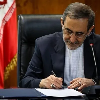 مستشار قائد الثورة الإيرانية: الأسر الأمريكية تدفع ثمن مقامرة قادتها