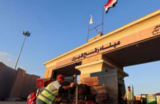 نشطاء إيطاليون يجتمعون امام معبر رفح للتنديد بالعدوان غزة